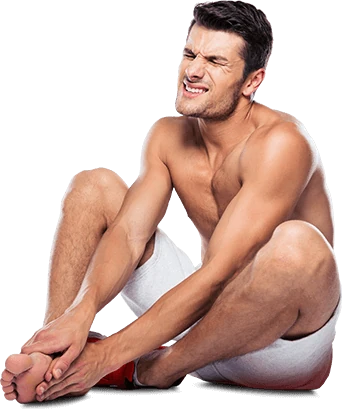 Homme souffrant de douleurs articulaires à la jambe avant HondroLife Spray.